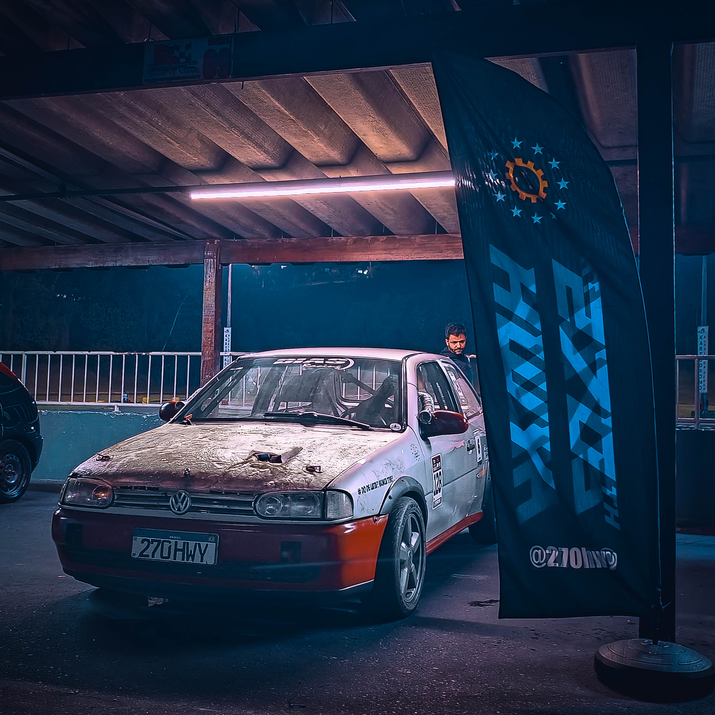Carro branco do 270 Highway em área de box no evento Bandoleros Racing